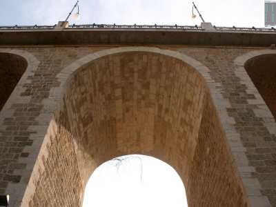 Arrivati alla fine del ponticello troviamo una seconda scalinata: la percorriamo per ritrovarci all�interno della lama. Sopra di noi si staglia il ponte ottocentesco con le sue imponenti cinque arcate